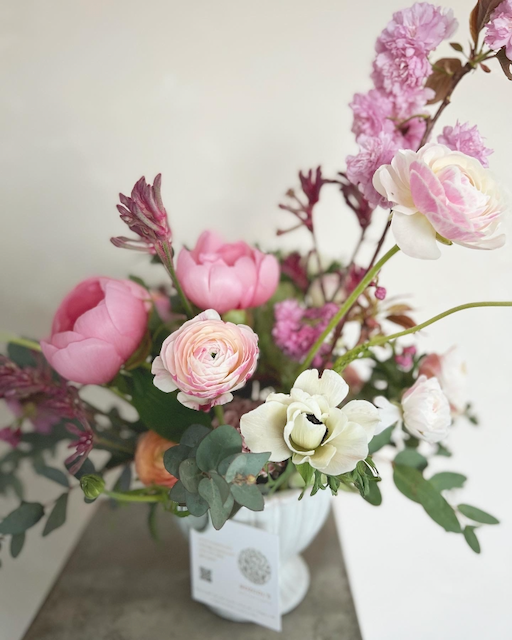Creamy and Pastel Presidio Flower Arrangement – Rozgol's